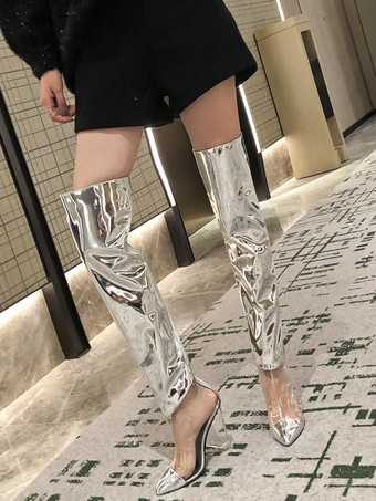 シルバーのオーバーニーブーツ、メタリックポインテッドトゥ、チャンキーヒール、サイハイブーツ