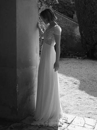 ボヘミアンウェディングドレス、ネックラインのデザイン、半袖、トレーン付きレースブライダルガウン