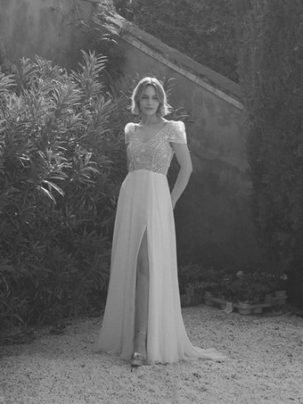 ボヘミアンウェディングドレス、ネックラインのデザイン、半袖、トレーン付きレースブライダルガウン