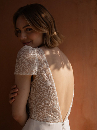 ボヘミアンウェディングドレス、ネックラインのデザイン、半袖、トレーン付きレースブライダルガウン