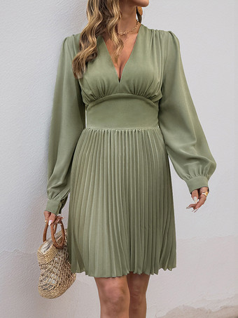 2025年秋冬、グリーンのVネックと長袖のプリーツミニスケータードレス