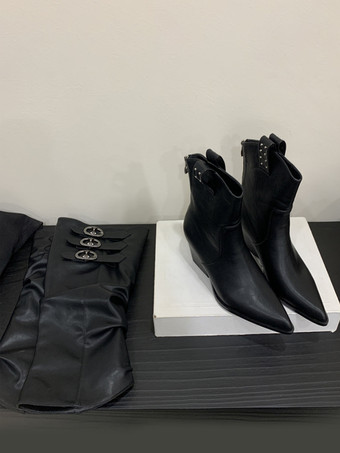 スエードニーハイブーツ、ポインテッドトゥ、バックルディテール、チャンキーヒール、ウエスタンブーツ