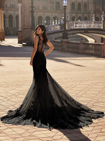 ブラックブラックウェディングドレス マーメイド ノースリーブ レース チュール トレーン付き ブライダルドレス