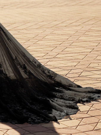 ブラックウェディングドレス マーメイド ノースリーブ レース チュール トレーン付き ブライダルドレス