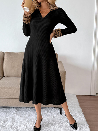 2025年レディース向け、ヒョウ柄Vネックのブラックミディ丈ニットドレス