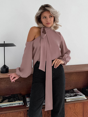 タイネックディテールとランタンスリーブが特徴のサテンワンショルダートップス（レディース 2025）