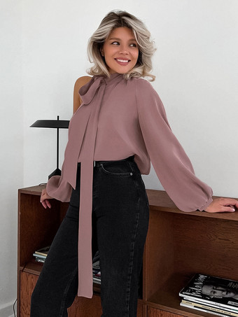 タイネックディテールとランタンスリーブが特徴のサテンワンショルダートップス（レディース 2025）