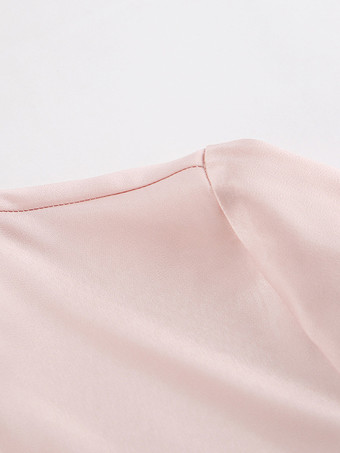 タイネックディテールとランタンスリーブが特徴のサテンワンショルダートップス（レディース 2025）