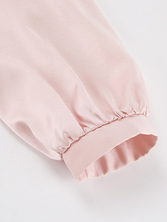 タイネックディテールとランタンスリーブが特徴のサテンワンショルダートップス（レディース 2025）