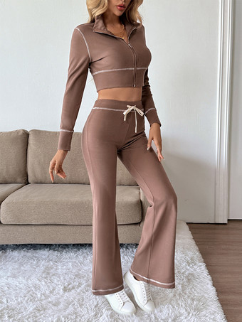 コントラストステッチとフレアパンツが映えるブラウンのトラックスーツ（レディース 2025年版）