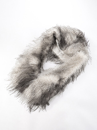 フェイクファーのバックレスフード付きトップス（フリンジ裾付き、レディース向け）2025年