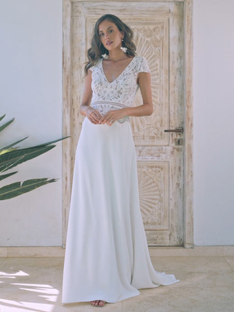 ボヘミアンウェディングドレス レース Aライン トレーン付き ナチュラルウエスト ウェディングドレス 機能的なボタン 半袖 Vネック アイボリー