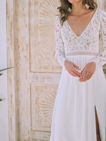 ボヘミアンウェディングドレス レース Aライン トレーン付き ナチュラルウエスト ウェディングドレス 機能的なボタン 長袖 Vネック アイボリー
