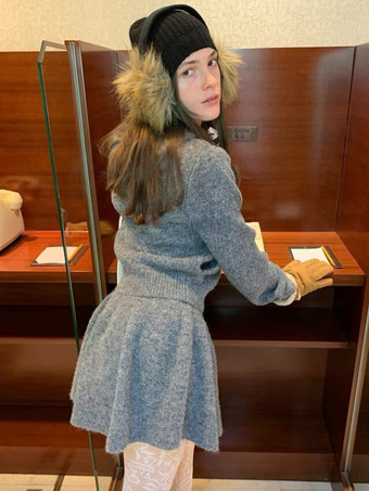 フード付きジップカーディガンとAラインスカートのニットコーデセット（レディース 2025年版）