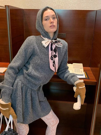 フード付きジップカーディガンとAラインスカートのニットコーデセット（レディース 2025年版）