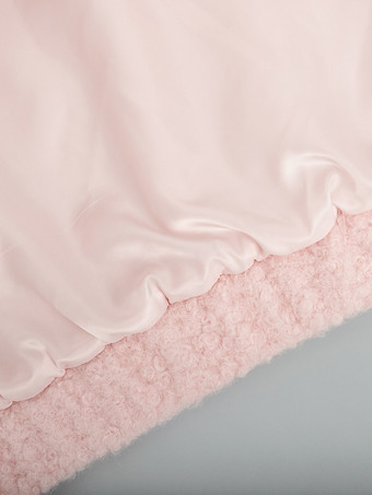 スタンドカラーのピンクのプラッシュジャケット（レディース）2025