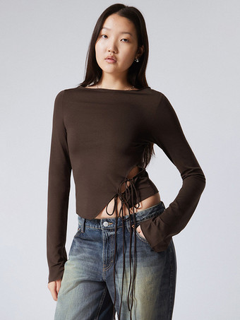 ブラウンユニークなサイドタイデザインが特徴のアシンメトリークロップトップ（レディース2025年版）