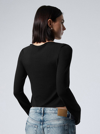 ユニークなサイドタイデザインが特徴のアシンメトリークロップトップ（レディース2025年版）