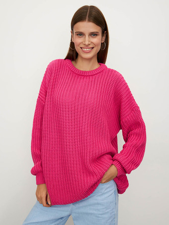 ローズレッドチャンキーな質感とオーバーサイズフィットのニットプルオーバーセーター（レディース 2025）