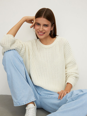 アイボリー チャンキーな質感とオーバーサイズフィットのニットプルオーバーセーター（レディース 2025）