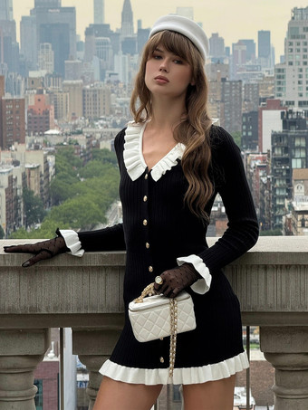 ブラック コントラストのフリルトリムとゴールドボタンが特徴のニットミニドレス（レディース 2025）