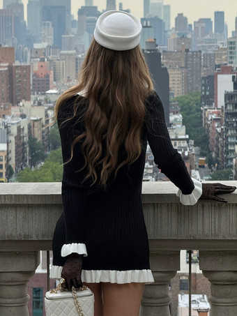 コントラストのフリルトリムとゴールドボタンが特徴のニットミニドレス（レディース 2025）