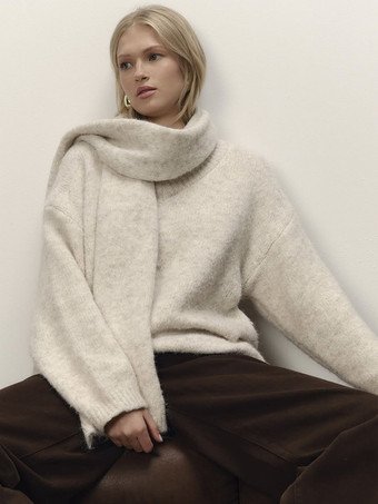 カーキ リラックスフィットニットプルオーバーセーター（スカーフ付き、レディース）2025