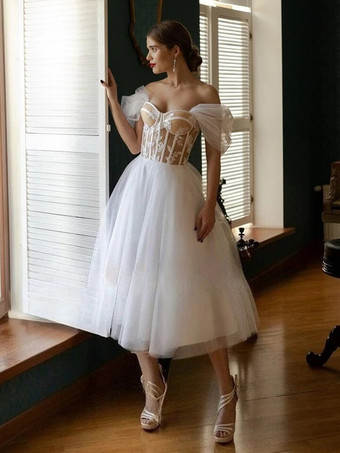 ホワイトショート丈ウェディングドレス スウィートハートネック 半袖 Aライン ティーレングス ブライダルガウン