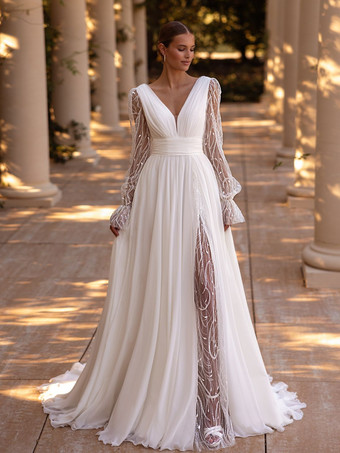 Marfil   Vestido de novia bohemio con cola corte A mangas largas encaje y escote en V.