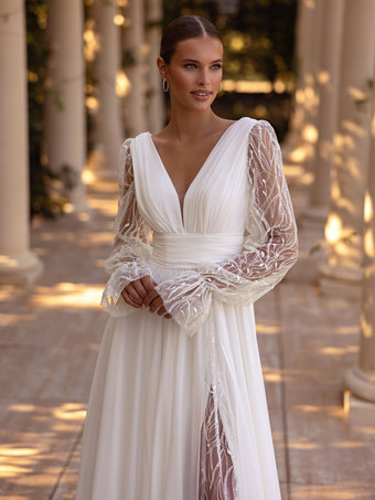 Vestido de novia bohemio con cola corte A mangas largas encaje y escote en V.