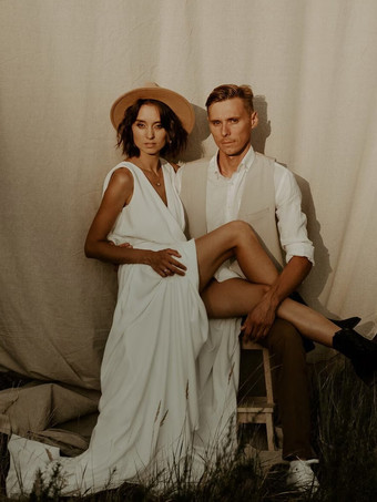 ボヘミアンウェディングドレス レース Aライン トレーン付き ナチュラルウエスト ジッパー ノースリーブ Vネック ホワイト