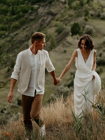 ボヘミアンウェディングドレス レース Aライン トレーン付き ナチュラルウエスト ジッパー ノースリーブ Vネック ホワイト