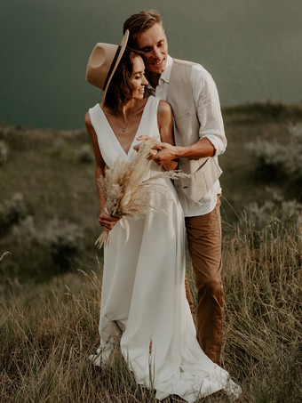 ボヘミアンウェディングドレス レース Aライン トレーン付き ナチュラルウエスト ジッパー ノースリーブ Vネック ホワイト