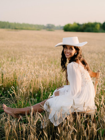 ボヘミアンウェディングドレス レースプリーツ Aライン トレーン付き ナチュラルウエスト レースアップ 長袖 Vネック アイボリー