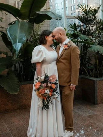 シンプルなウェディングドレス サテン生地 スクエアネック 半袖 サッシュ Aライン ブライダルガウン