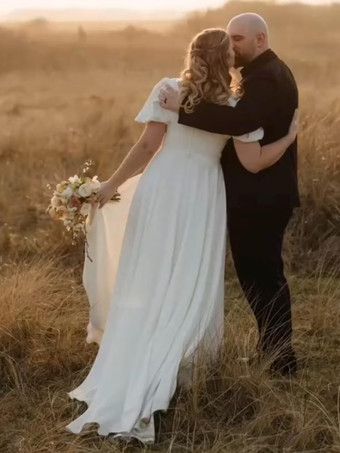 シンプルなウェディングドレス サテン生地 スクエアネック 半袖 サッシュ Aライン ブライダルガウン