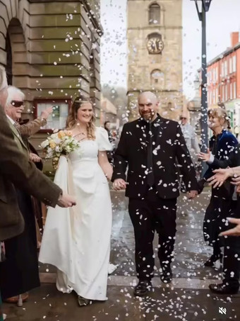 シンプルなウェディングドレス サテン生地 スクエアネック 半袖 サッシュ Aライン ブライダルガウン