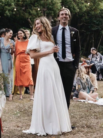 アイボリーシンプルなウェディングドレス サテン生地 スクエアネック 半袖 サッシュ Aライン ブライダルガウン