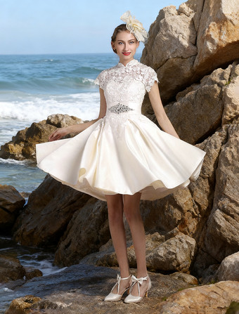 アイボリーレトロ　ウェディングドレス　サテンファブリック　プリンセスライン　ひざ丈　半袖　ナチュラルウェストライン　アイボリー　 Milanoo