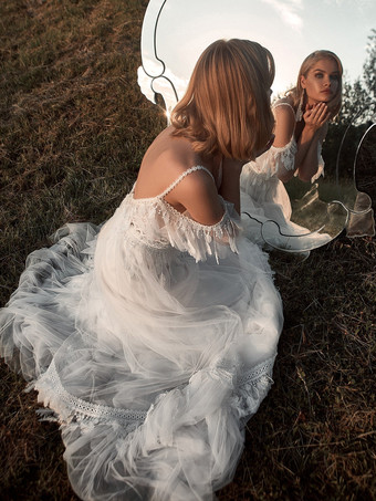 ボヘミアンウェディングドレス レース フェザー Aライン トレーン付き ナチュラルウエスト ジッパー 半袖 Vネック アイボリー