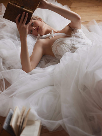 ウェディングドレスデザインネックラインノースリーブトレーンレースブライダルガウン