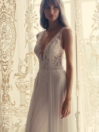 ボヘミアンウェディングドレス シフォン カットアウト Aライン トレーン付き ナチュラルウエスト ジッパー ノースリーブ Vネック アイボリー