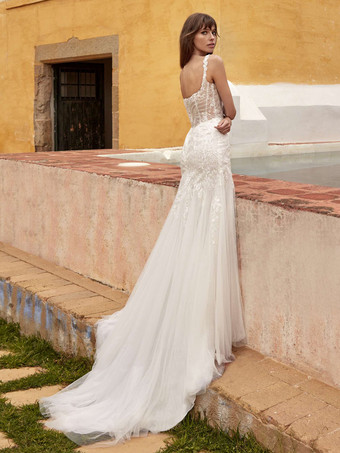 マーメイドラインのノースリーブ、レースデザインネックラインのウェディングドレス