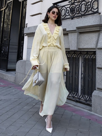 エレガントな淡い黄色のフリルVネックブラウス（オーバーサイズフィット）2025年レディース