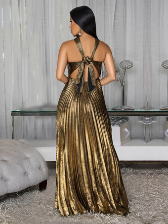 ウエストカットアウトのゴールドプリーツホルターネックガウン（イブニングパーティー向け）2025