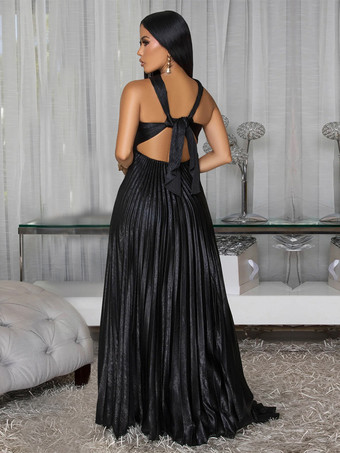 ウエストカットアウトのゴールドプリーツホルターネックガウン（イブニングパーティー向け）2025