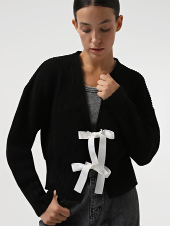 ブラック フロントリボンタイ留めクロップドカーディガン（レディース 2025）