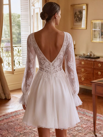 Vestido de novia corto con escote en V y mangas largas.