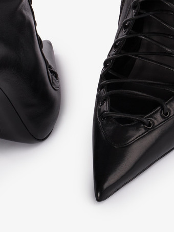 ブラックのアンクルブーツ、レースアップ、ポインテッドトゥ、ハイヒール、ハイヒールブーティ