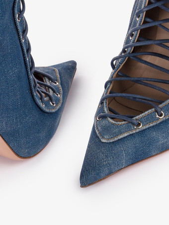 ブラックのアンクルブーツ、レースアップ、ポインテッドトゥ、ハイヒール、ハイヒールブーティ